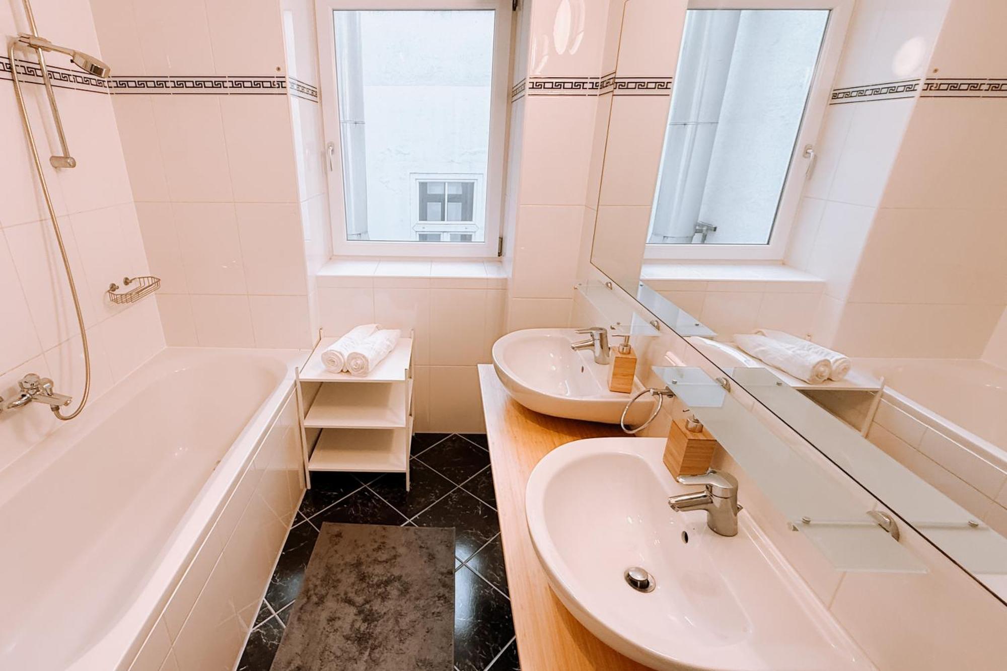 90Qm, 3 Bedrooms, Near Schoenbrunn, Balcony - Axara Housing فيينا المظهر الخارجي الصورة